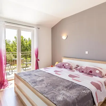 Holiday home 3 Bedroom Lovely Home In Sestanovac *