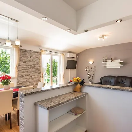 3 Bedroom Lovely Home In Sestanovac Holiday home