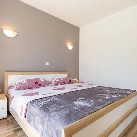 Holiday home 3 Bedroom Lovely Home In Sestanovac