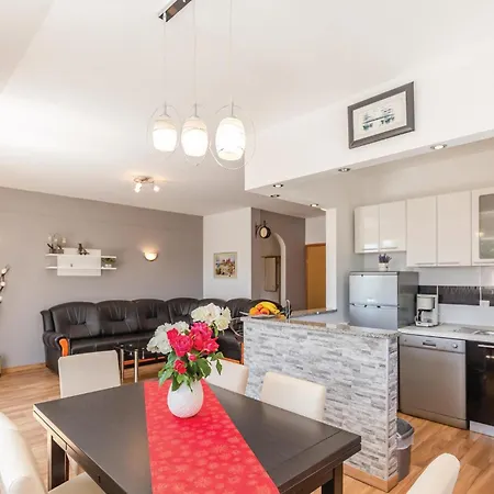 3 Bedroom Lovely Home In Sestanovac Holiday home *