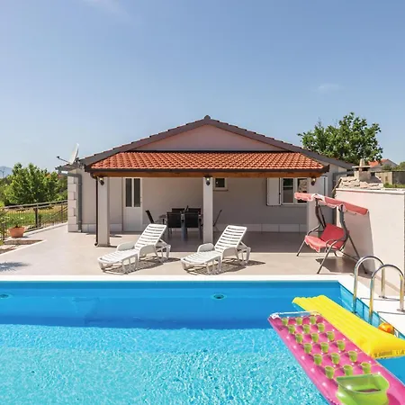 Holiday home 3 Bedroom Lovely Home In Sestanovac *